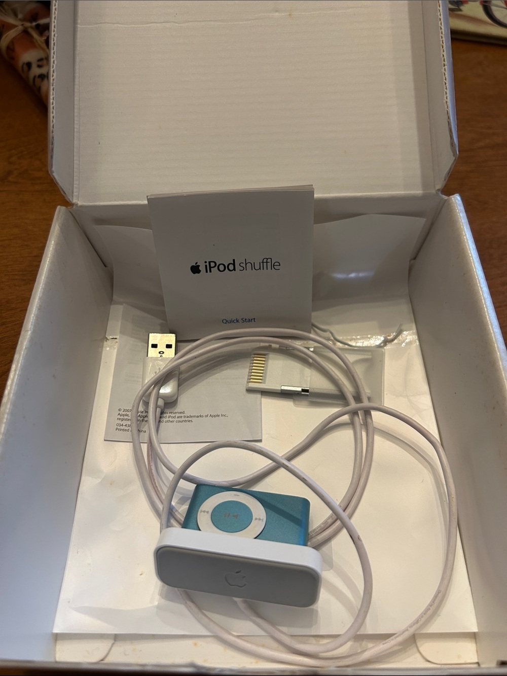 Apple iPod shuffle in Teal with White Docking Cable